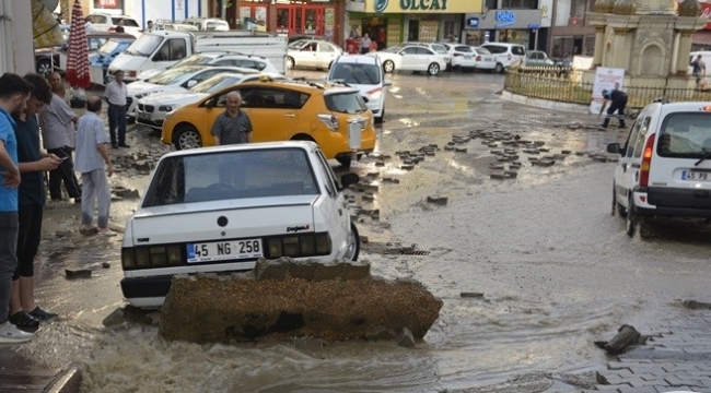 Demirci'de zarar tespiti için kriz masası oluşturuldu