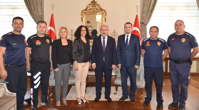 İtfaiye çalışanları vali Karadeniz'i ziyaret etti