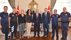 İtfaiye çalışanları vali Karadeniz'i ziyaret etti