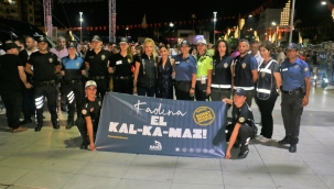 Sanatçı Melek Mosso da destek verdi