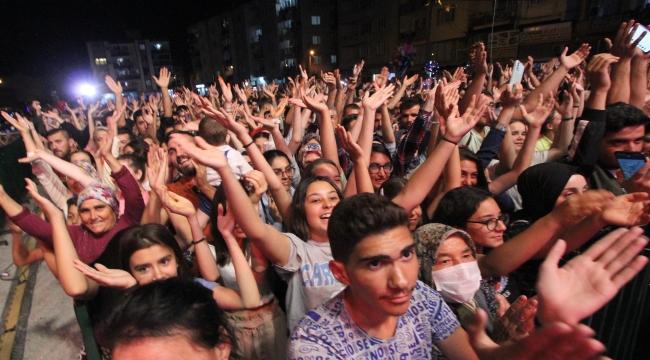 Saruhanlıları düşman işglinden kurtuluş gününde Zara çoşturdu