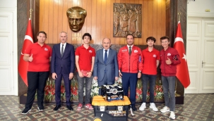 Teknofest takımı vali Karadeniz'i ziyaret etti