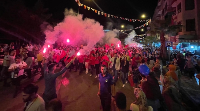 Turgutlu'da 100.yıl kutlmasında yer yerinden oynadı