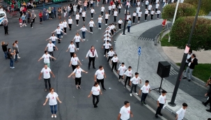 Yüzlerce Akhisar'lı kutuluşlarını zeybek oynayarak kutladı