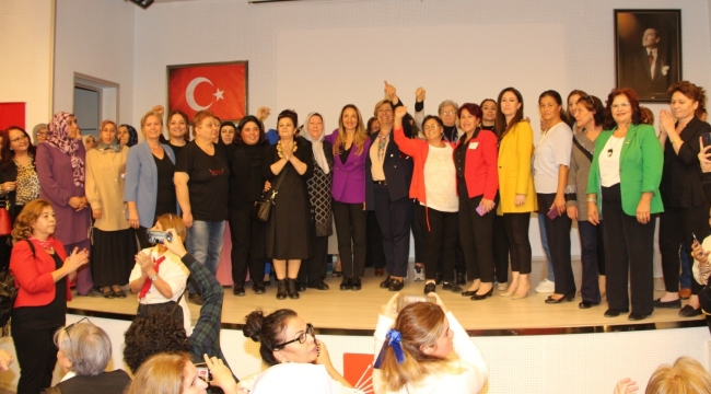 AKP'den istifa eden kadınlar topluca CHP'ye katıldı