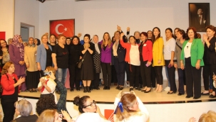 AKP'den istifa eden kadınlar topluca CHP'ye katıldı