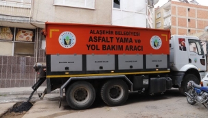 Alaşehir'de asfalt yama çalışması