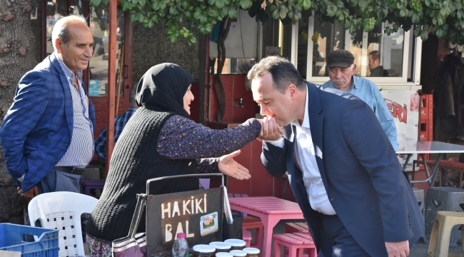 Başkan Dutlulu,çiftçi kadının nasırlı elini öptü