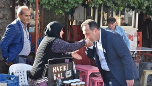 Başkan Dutlulu,çiftçi kadının nasırlı elini öptü