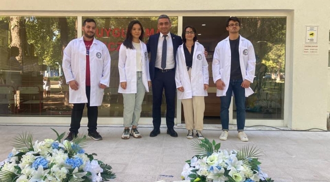 Beyaz önlük giyme töreni