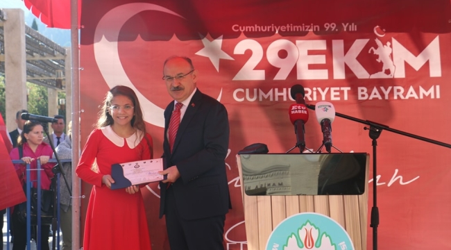 "BU VATAN KİMİN"şiir okuma yarışmasını Dila Demirulus kazandı