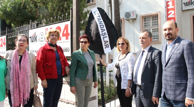CHP'ller TÜİK önüne siyah 'vatandaş'çelengi bıraktı