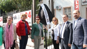 CHP'ller TÜİK önüne siyah 'vatandaş'çelengi bıraktı