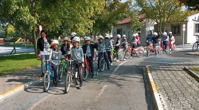 Çoçuklara eğitim parkında trafik kuralları eğitimi