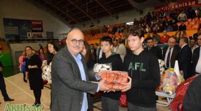 Gençlik ve spor bakanlığının malzemelerini AKP ilçe başkanı dağıttı