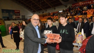 Gençlik ve spor bakanlığının malzemelerini AKP ilçe başkanı dağıttı