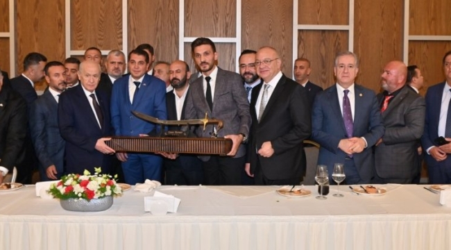 Manisa'da Bahçeli'ye bozkurt ve kılıç hediye edildi