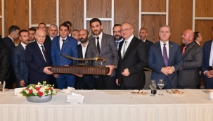 Manisa'da Bahçeli'ye bozkurt ve kılıç hediye edildi