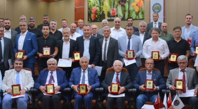Meclis üyelerine plaket