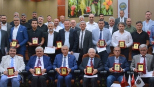 Meclis üyelerine plaket