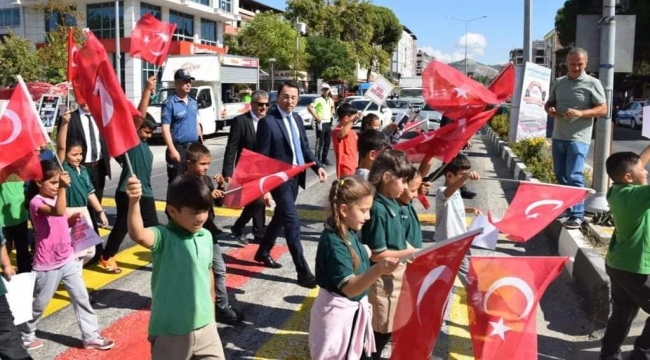 Öğrenciler,güvenli trafik için yaya geçitlerinde buluştu