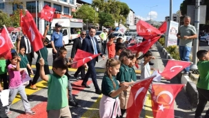 Öğrenciler,güvenli trafik için yaya geçitlerinde buluştu