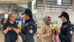 Polis pazarda aile içi şiddetle mücadele broşürü dağıttı