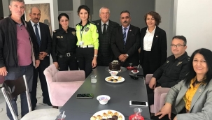 Polisten muhtarlara kutlama ziyareti