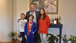 Şampiyonlar başkan Dutlulu'yu ziyaret etti