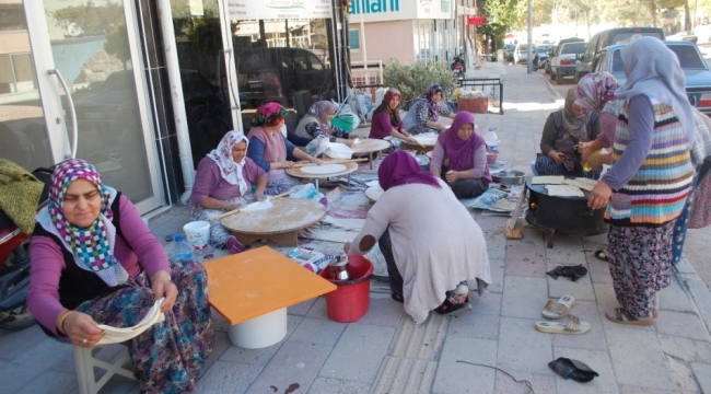 Yağmur için ekmek dağıttılar