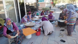 Yağmur için ekmek dağıttılar