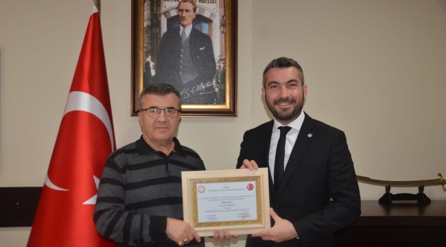 Akan mazbatasını aldı