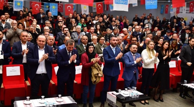 Akan tüm delegelerin oyunu aldı