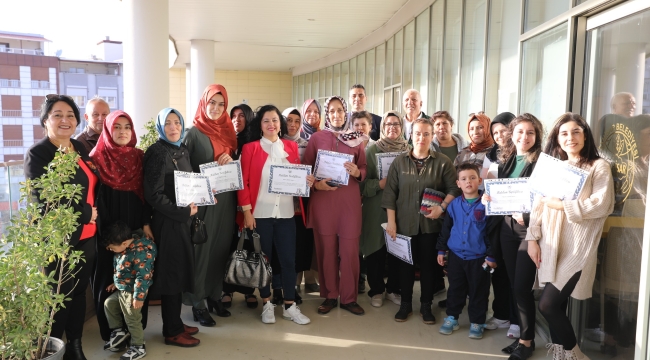Akhisar'da kadınlar satranç öğreniyor.