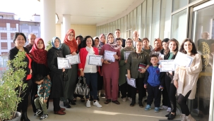 Akhisar'da kadınlar satranç öğreniyor.