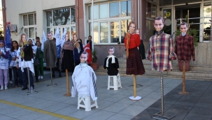 Basın toplantısına cansız mankenler damga vurdu