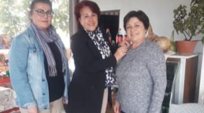 CHP'ye yeni katılanlara rozet takıldı