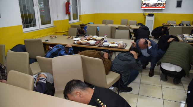 Deprem tatbikatına vali Karadeniz'de katıldı