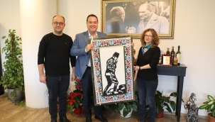 Eğitmenler sanatcılar başkana Atatürk resmi hediye etti