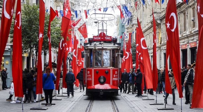 istiklal caddesi Türk bayraklarıyla donatıldı