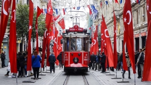 istiklal caddesi Türk bayraklarıyla donatıldı
