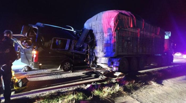 Tiyatrocuları taşıyan minibüs kamyona çarptı: 3 ölü, 8 yaralı