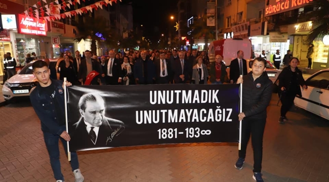 Turgutlu'da Atatürk'ü anma yürüyüşüne vatandaş seli