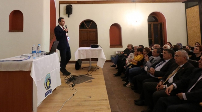 Turgutlu'da "Atatürk ve Cumhuriyet" söyleşisine yoğun ilgi
