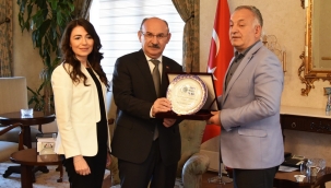 Türkiye Beyaz Ay Derneği yöneticileri vali Karadeniz'i ziyaret etti