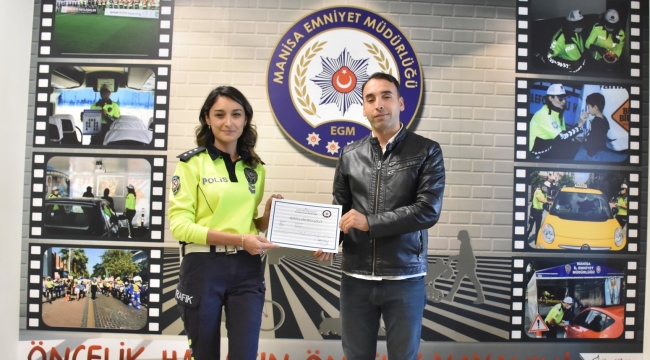 Uyuşturucu testi kiti eğitiminde başarılı polislere sertifaları verildi