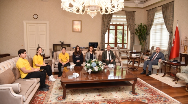 Vali Karadeniz öğrencilerin sorularını yanıtladı