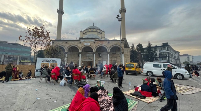 Vatandaşlar geceyi sokakta geçirdi