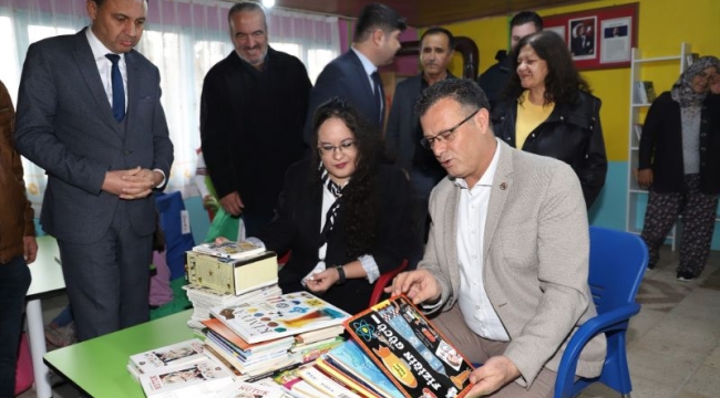 Başkan kitap hediye etti
