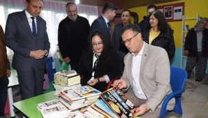 Başkan kitap hediye etti